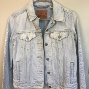 Levi’s Women’s light blue Jean jacket with embroidered floral on sleeves, Small